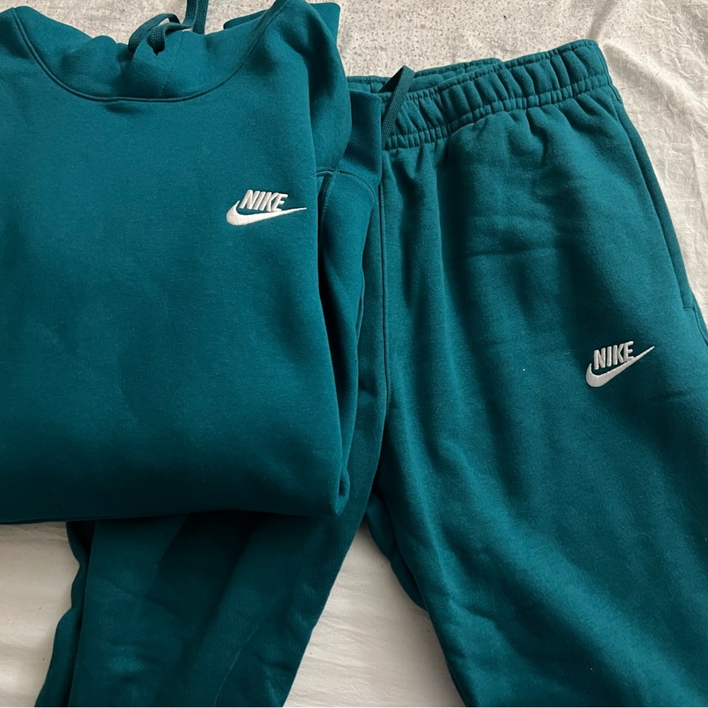 NIKE SWEATSUIT